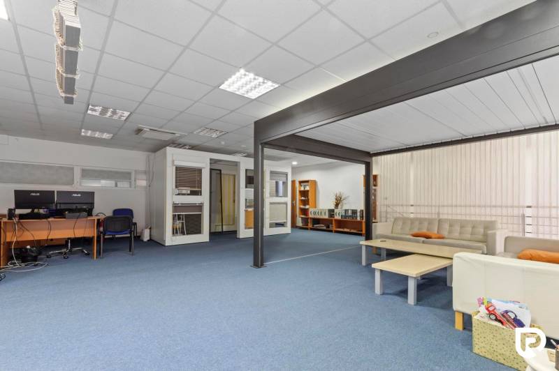 Showroom/kancelárie 357 m², Zadunajská cesta, Petržalka, BA - Obchodné priestory s modrým kobercom, stropnými svetlami a kancelárskym nábytkom.