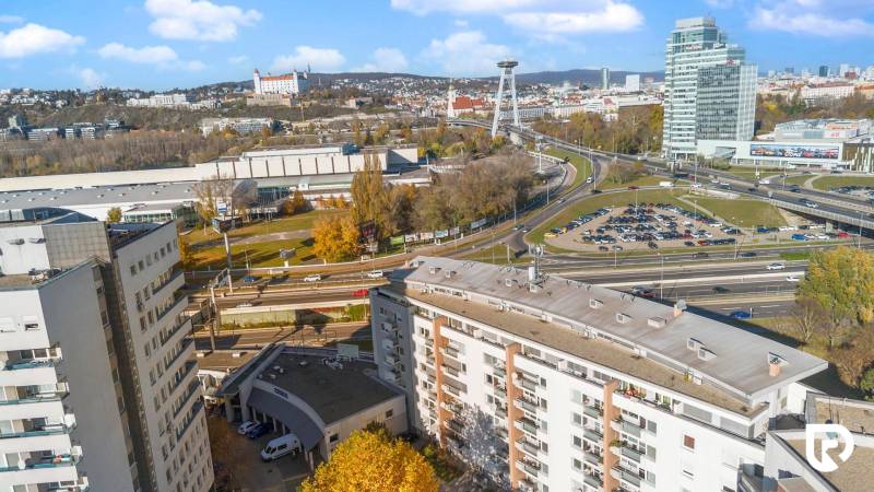 Showroom/kancelárie 357 m², Zadunajská cesta, Petržalka, BA - Bratislava - Petržalka, Zadunajská: Výhľad na Bratislavský hrad, Most SNP a obchodné priestory.