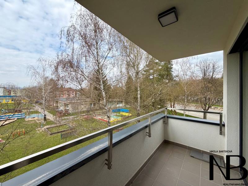 Na prenájom nový, komplet zariadený 1i byt - parking a loggia, Trenčín - Balkón s výhľadom na zeleň v 1-izbovom byte na Soblahovskej v Trenčíne.