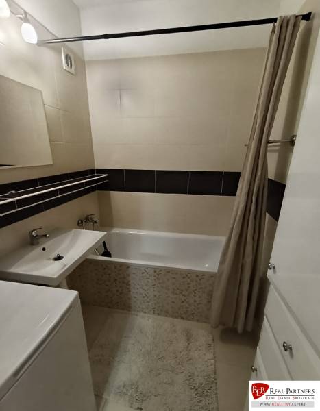 Predaj 4-izbového bytu na začiatku Petržalky Bratislava V - Kúpeľňa so sprchovým závesom, vaňou a umývadlom v 4-izbovom byte.