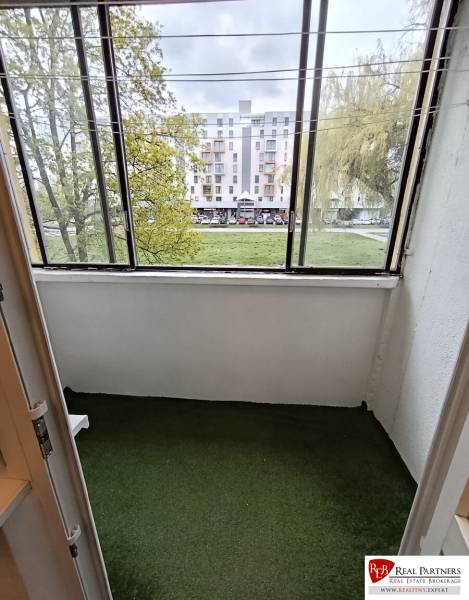 Predaj 4-izbového bytu na začiatku Petržalky Bratislava V - Zasklená lodžia so zeleňou v 4-izbovom byte s výhľadom na Wolkrovu ulicu v Petržalke.