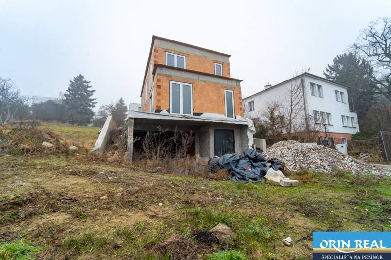 ATRAKTÍVNA MODERNÁ 5 IZB.ROZOSTAVANÁ VILA na KOLIBE - Rodinný dom vo výstavbe na Sudovej ulici v Bratislave - Kramáre.