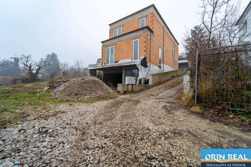 ATRAKTÍVNA MODERNÁ 5 IZB.ROZOSTAVANÁ VILA na KOLIBE - Rodinný dom na Sudovej ulici v štvrti Bratislava - Kramáre s neudržiavaným pozemkom.