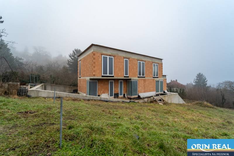 ATRAKTÍVNA MODERNÁ 5 IZB.ROZOSTAVANÁ VILA na KOLIBE - Rodinný dom na Sudovej ulici, Bratislava - Kramáre, v hmlistom prírodnom prostredí.