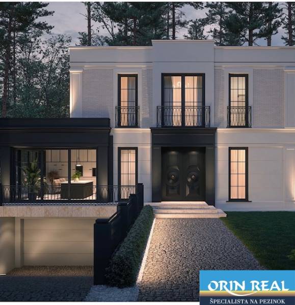 ATRAKTÍVNA MODERNÁ 5 IZB.ROZOSTAVANÁ VILA na KOLIBE - Rodinný dom na Sudovej ulici v Bratislave - Kramároch, s osvetleným vchodom a stromami.