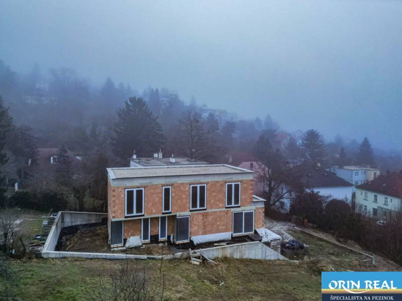 ATRAKTÍVNA MODERNÁ 5 IZB.ROZOSTAVANÁ VILA na KOLIBE - Rodinný dom v Bratislave na Kramároch na Sudovej ulici, obklopený hmlistým počasím.