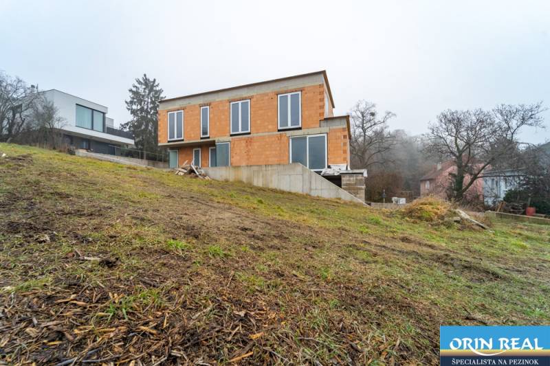 ATRAKTÍVNA MODERNÁ 5 IZB.ROZOSTAVANÁ VILA na KOLIBE - Rodinný dom vo výstavbe na Sudovej ulici v Bratislave - Kramáre, zasadený v kopcovitom teréne.