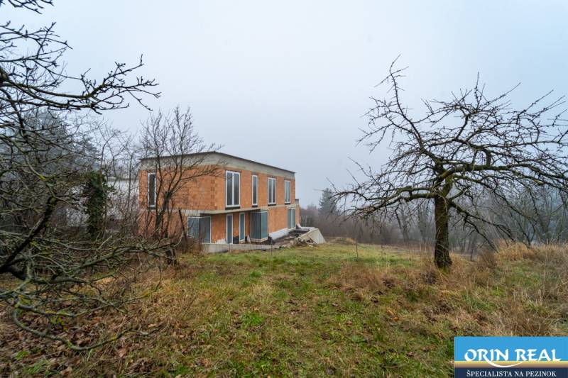 ATRAKTÍVNA MODERNÁ 5 IZB.ROZOSTAVANÁ VILA na KOLIBE - Rodinný dom na Sudovej ulici v Bratislave - Kramároch, obklopený stromami.