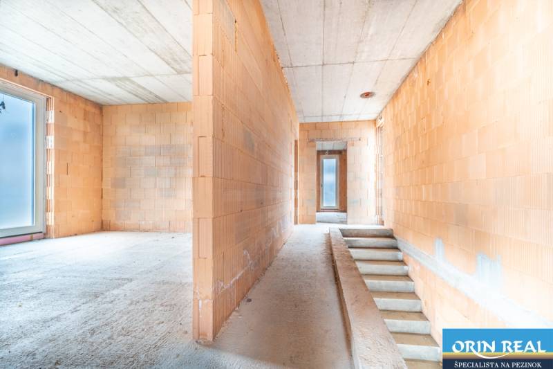 ATRAKTÍVNA MODERNÁ 5 IZB.ROZOSTAVANÁ VILA na KOLIBE - Interiér rodinného domu s pohľadom na nedokončené steny a schodisko.