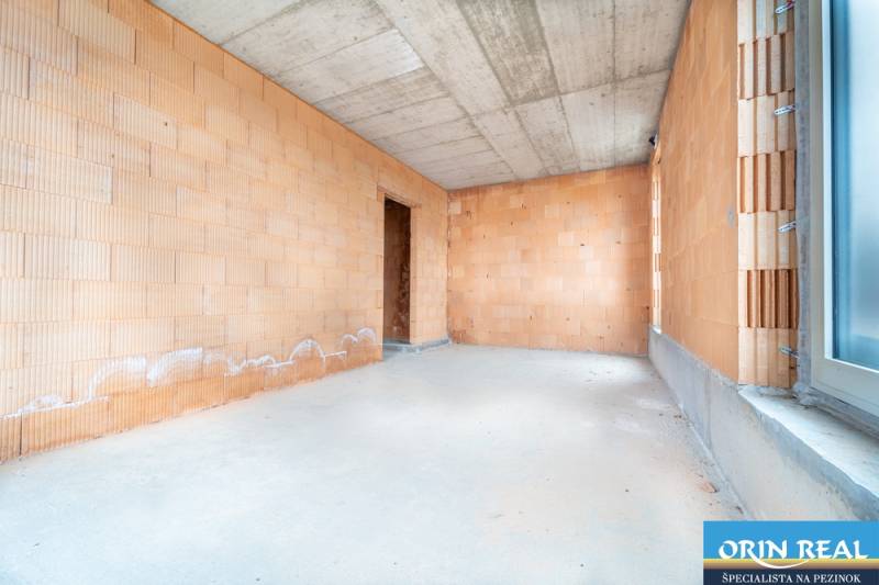 ATRAKTÍVNA MODERNÁ 5 IZB.ROZOSTAVANÁ VILA na KOLIBE - Prázdna miestnosť v rodinnom dome s tehlovými stenami a betónovým stropom.