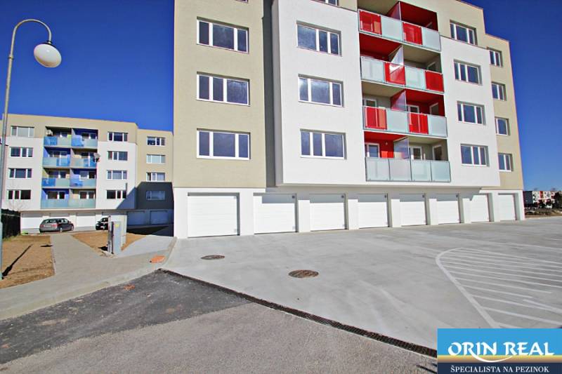 KÚPA GARÁŽE V PEZINKU - Bytový dom na ulici Eugena Suchoňa v Pezinku s 2-izbovými bytmi, garážami a balkónmi.