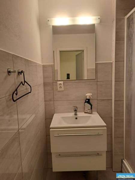 PREDAJ NEBYTOVÉHO PRIESTORU TAKMER V CENTRE PEZINKA - Kúpeľňa s umývadlom, zrkadlom a úložným priestorom na ulici Hrnčiarska. Kancelárie.
