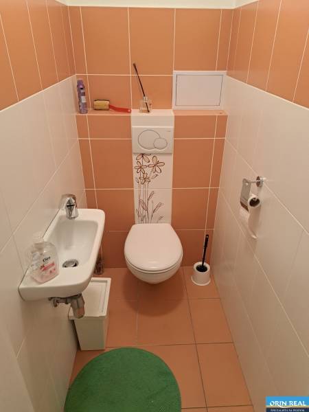 PREDAJ NEBYTOVÉHO PRIESTORU TAKMER V CENTRE PEZINKA - Toaleta s oranžovými kachličkami, malým umývadlom, na ulici Hrnčiarska, neďaleko kancelárie.