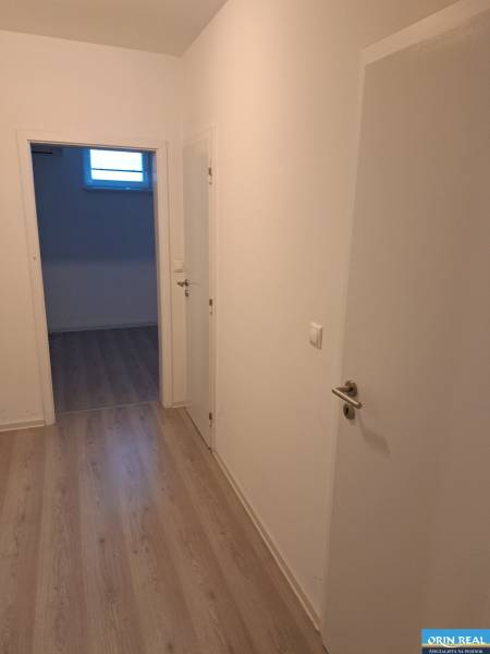 PREDAJ NEBYTOVÉHO PRIESTORU TAKMER V CENTRE PEZINKA - Chodba s drevenou podlahou, bielymi dverami, vhodná pre kancelárie na ulici Hrnčiarska.