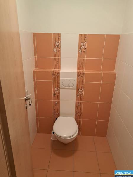 PREDAJ NEBYTOVÉHO PRIESTORU TAKMER V CENTRE PEZINKA - Toaleta s keramickým obkladom a dekorom kvetov, vhodná pre kancelárie na ulici Hrnčiarska.