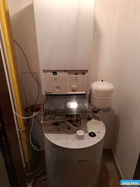 PREDAJ NEBYTOVÉHO PRIESTORU TAKMER V CENTRE PEZINKA - Plynový kotol a bojler Vaillant v malej technickej miestnosti na Hrnčiarskej blízko kancelárie.