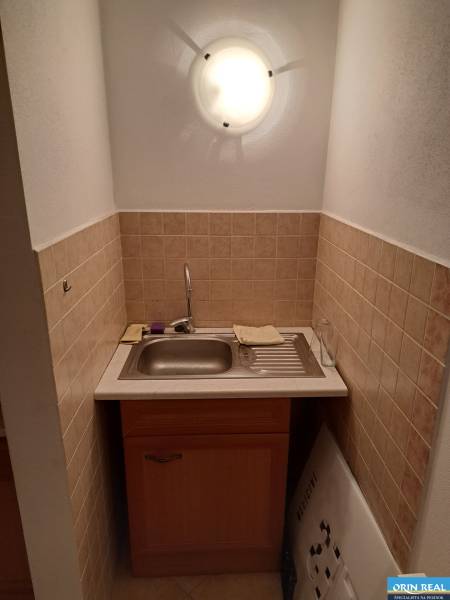 PREDAJ NEBYTOVÉHO PRIESTORU TAKMER V CENTRE PEZINKA - Malý drez v úzkej miestnosti s hnedými kachličkami, vhodné pre kancelárie na ulici Hrnčiarska.