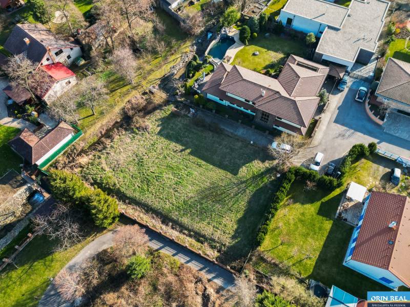  SP V LIMBACHU - 1310 m2 - SO ST.POVOLENÍM A PROJEKTOM V CENE - Pohľad na stavebné pozemky na ulici Družstevná, ideálne pre bývanie v tichom prostredí.