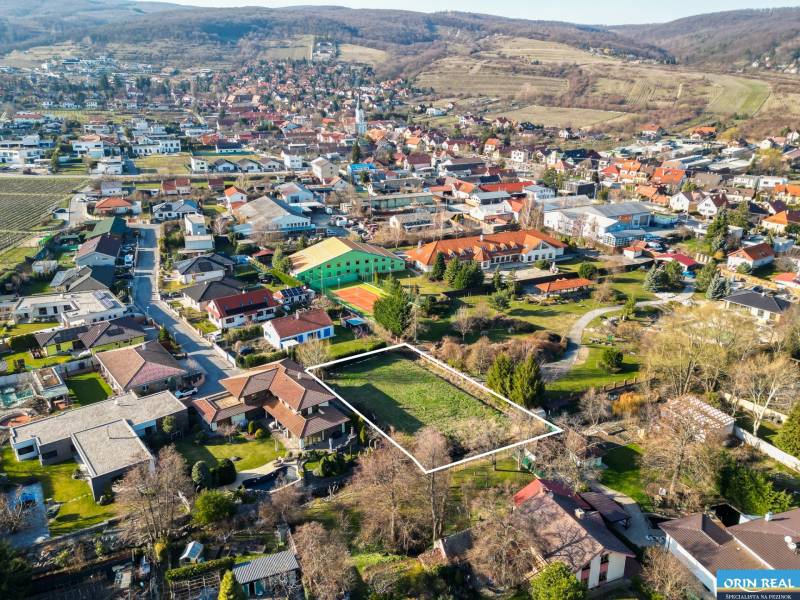  SP V LIMBACHU - 1310 m2 - SO ST.POVOLENÍM A PROJEKTOM V CENE - Letecký pohľad na ulicu Družstevná, pozemky pre bývanie na vidieku v obci.