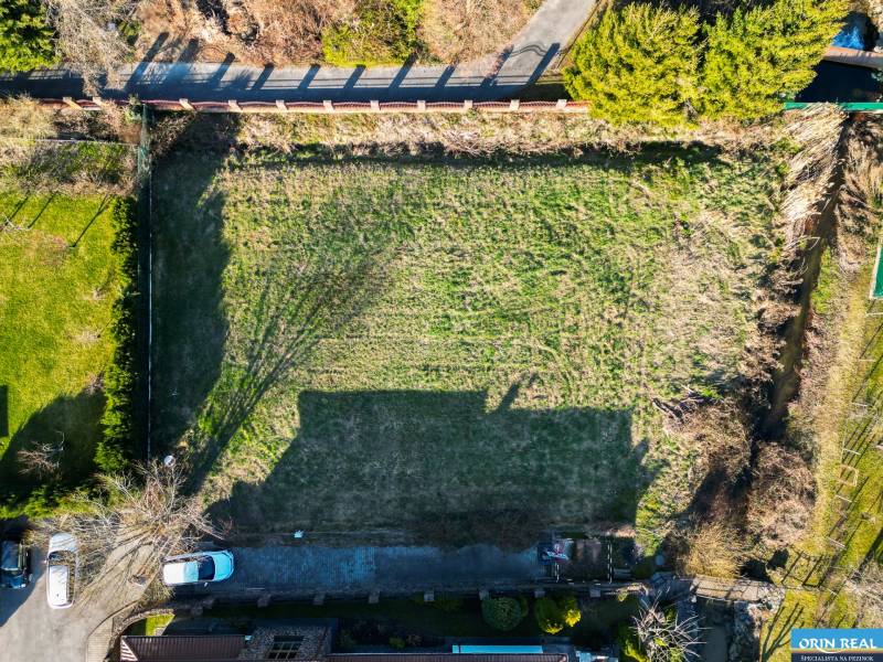  SP V LIMBACHU - 1310 m2 - SO ST.POVOLENÍM A PROJEKTOM V CENE - Letecký pohľad na parcely vhodné pre výstavbu bývania na ulici Družstevná.