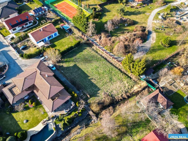  SP V LIMBACHU - 1310 m2 - SO ST.POVOLENÍM A PROJEKTOM V CENE - Letecký pohľad na ulicu Družstevná: prírodné pozemky ideálne na bývanie a rekreáciu.