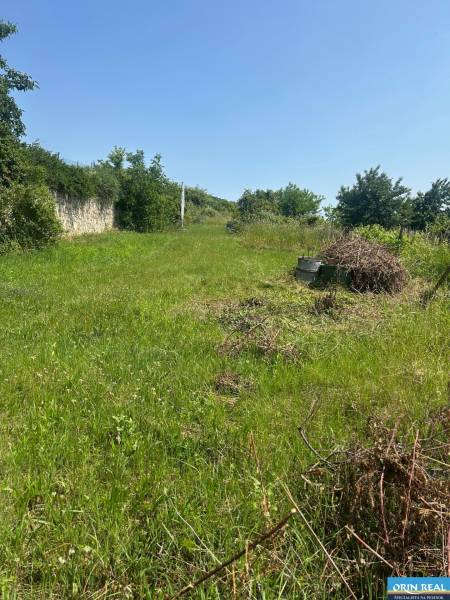 ATRAKTÍVNÝ SP VO SVATOM JURE 1088 m2 - Pozemky - bývanie v časti Zuby, Svätý Jur, s trávnatou plochou a okolím prírody.