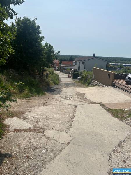 ATRAKTÍVNÝ SP VO SVATOM JURE 1088 m2 - Pohľad na uličku Zuby v meste Svätý Jur, obklopenú domami a prírodou. Pozemky - bývanie.