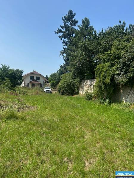 ATRAKTÍVNÝ SP VO SVATOM JURE 1088 m2 - Pozemok na bývanie v ulici Zuby v Svätom Jure, obklopený stromami.