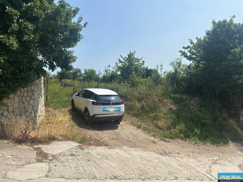 ATRAKTÍVNÝ SP VO SVATOM JURE 1088 m2 - Auto zaparkované pri bráne na pozemku v Svätom Jure na ulici Zuby.