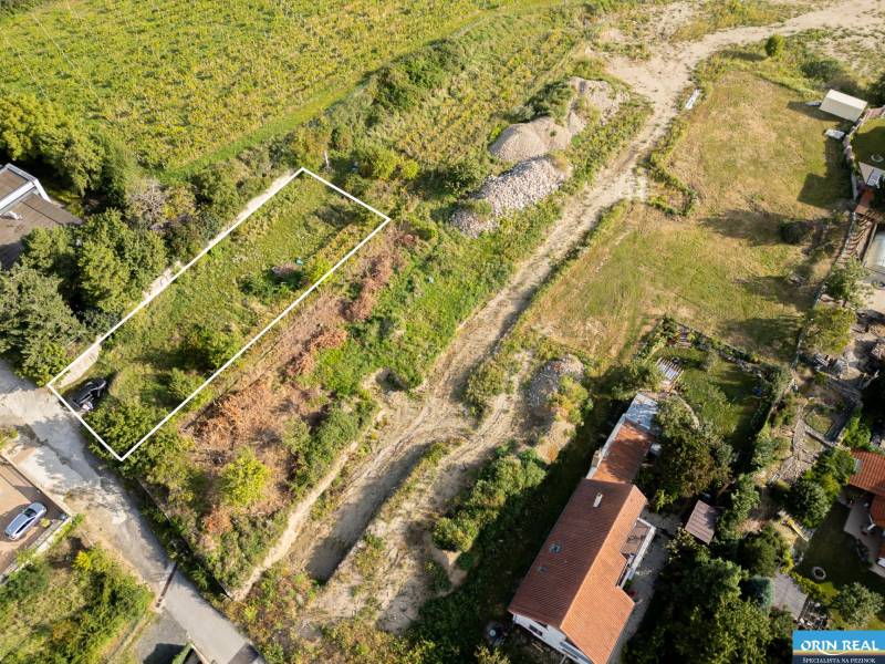 ATRAKTÍVNÝ SP VO SVATOM JURE 1088 m2 - Pozemky - bývanie v lokalite Svätý Jur, ulica Zuby, obklopené zeleňou a susednými domami.