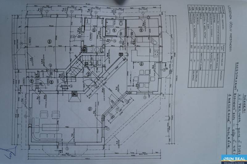 ,,,EXKLUZÍVNE,,,PREDAJ PRIESTRANNÉHO 5 IZB.RD V PEZINKU / LIMBACH - Pôdorys rodinného domu ukazuje rozloženie izieb a stavebné rozmery.