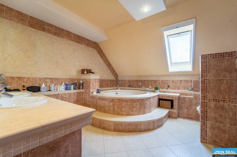 ,,,EXKLUZÍVNE,,,PREDAJ PRIESTRANNÉHO 5 IZB.RD V PEZINKU / LIMBACH - Kúpeľňa v rodinnom dome s vaňou, dvoma umývadlami a strešným oknom.