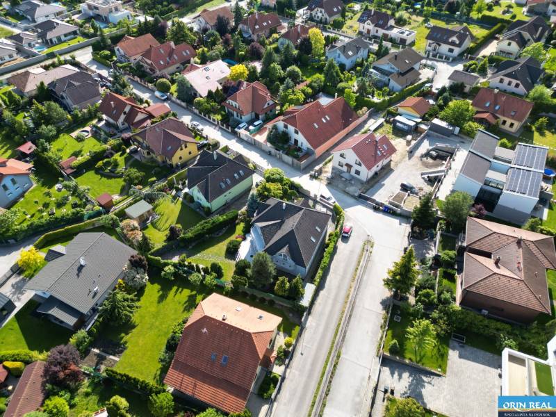 ,,,EXKLUZÍVNE,,,PREDAJ PRIESTRANNÉHO 5 IZB.RD V PEZINKU / LIMBACH - Rodinné domy na Fajgalskej ceste v Limbachu, obklopené záhradami a zeleňou.