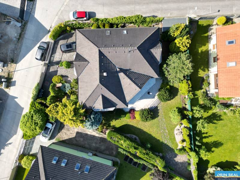 ,,,EXKLUZÍVNE,,,PREDAJ PRIESTRANNÉHO 5 IZB.RD V PEZINKU / LIMBACH - Letecký pohľad na rodinný dom v Limbachu na Fajgalskej ceste s upravenou záhradou.