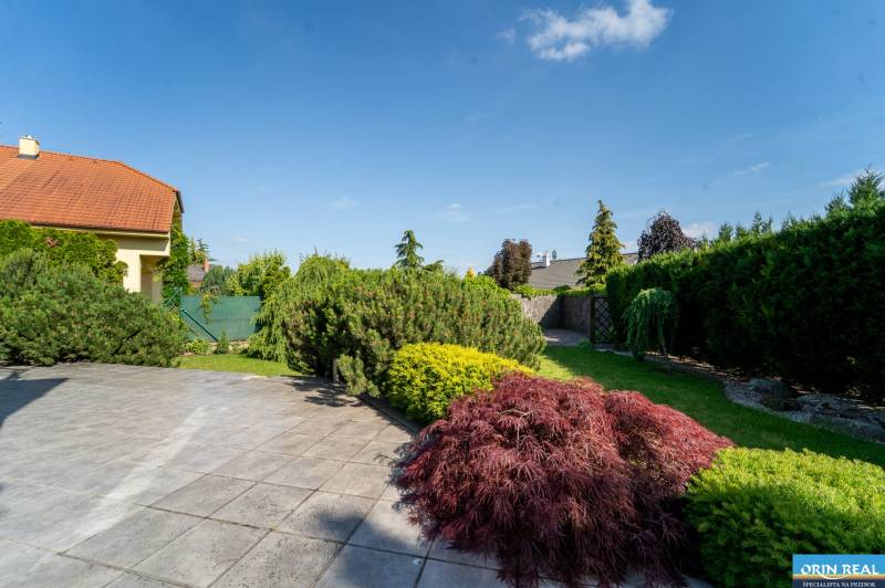 ,,,EXKLUZÍVNE,,,PREDAJ PRIESTRANNÉHO 5 IZB.RD V PEZINKU / LIMBACH - Rodinný dom na ulici Kamenice v Pezinku má pekne udržiavanú záhradu s terasou.