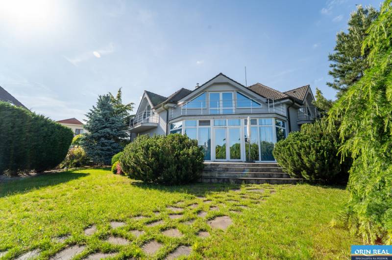 ,,,EXKLUZÍVNE,,,PREDAJ PRIESTRANNÉHO 5 IZB.RD V PEZINKU / LIMBACH - Rodinný dom na Kameniciach v Pezinku s veľkými oknami, záhradou a terasou.