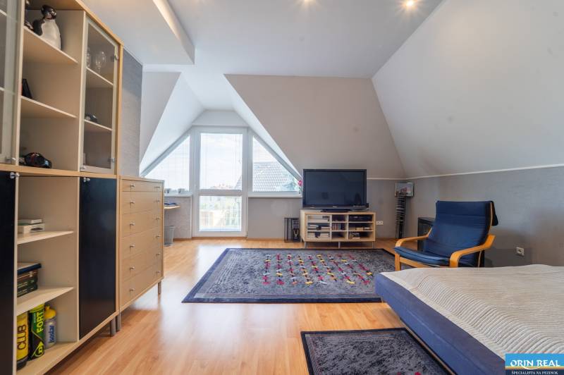 ,,,EXKLUZÍVNE,,,PREDAJ PRIESTRANNÉHO 5 IZB.RD V PEZINKU / LIMBACH - Podkrovná izba s televízorom, sedacou súpravou a kobercami v rodinnom dome.