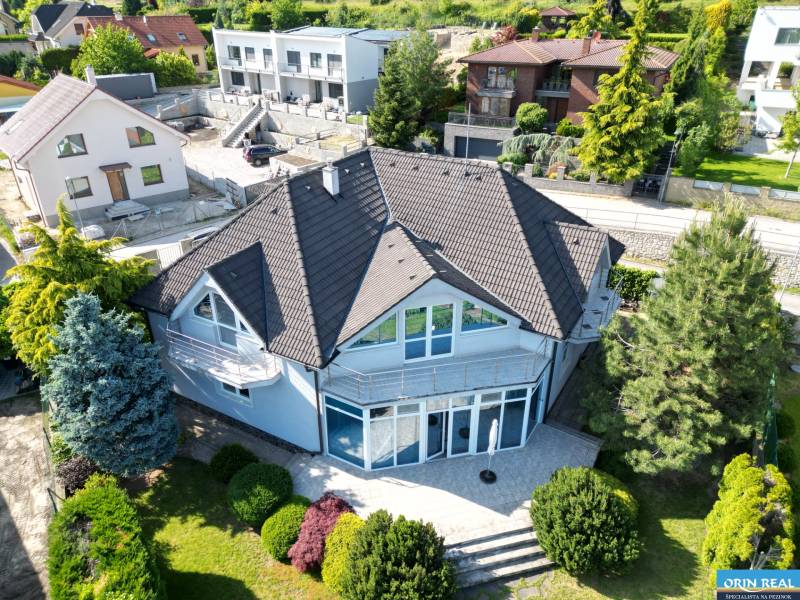 ,,,EXKLUZÍVNE,,,PREDAJ PRIESTRANNÉHO 5 IZB.RD V PEZINKU / LIMBACH - Rodinný dom na Fajgalskej ceste v Limbachu obklopený záhradou a okolitými domami.