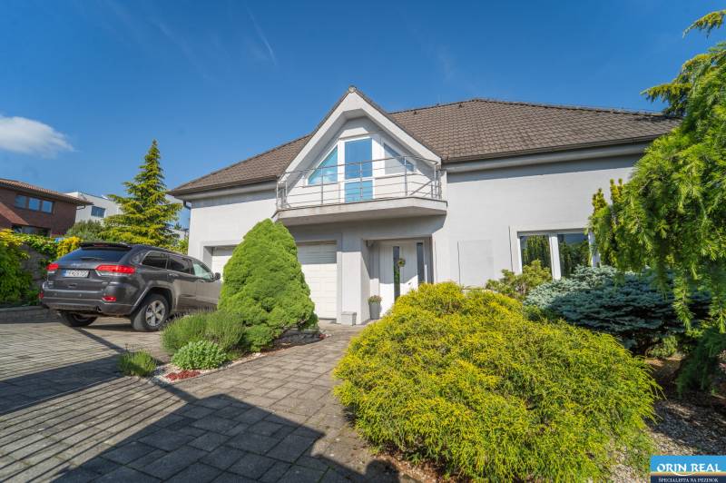 ,,,EXKLUZÍVNE,,,PREDAJ PRIESTRANNÉHO 5 IZB.RD V PEZINKU / LIMBACH - Rodinný dom na ulici Kamenice v Pezinku so záhradou, autom a parkoviskom.