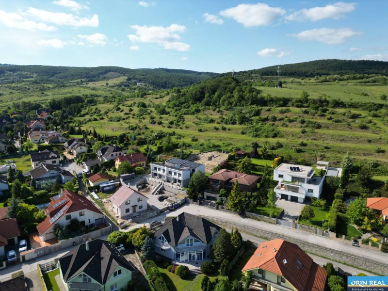 ,,,EXKLUZÍVNE,,,PREDAJ PRIESTRANNÉHO 5 IZB.RD V PEZINKU / LIMBACH - Rodinné domy na Fajgalskej ceste v Limbachu, obklopené zeleňou a kopcami.