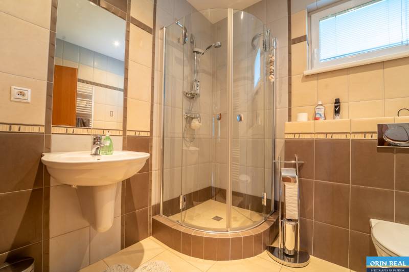 ,,,EXKLUZÍVNE,,,PREDAJ PRIESTRANNÉHO 5 IZB.RD V PEZINKU / LIMBACH - Kúpeľňa v rodinnom dome so sprchovým kútom, umývadlom a hnedým obkladom.