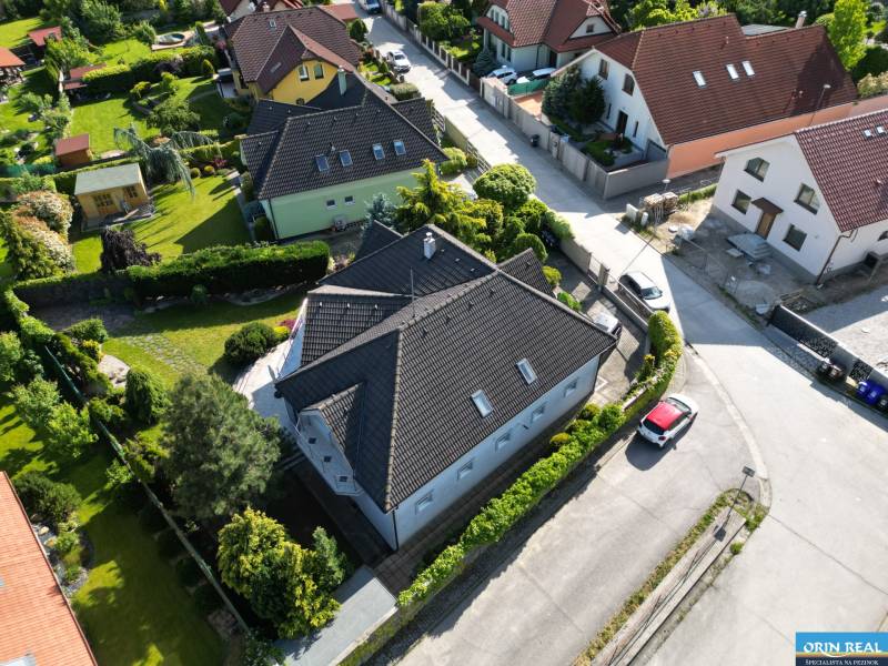 ,,,EXKLUZÍVNE,,,PREDAJ PRIESTRANNÉHO 5 IZB.RD V PEZINKU / LIMBACH - Letecký pohľad na rodinný dom na Fajgalskej ceste v Limbachu, obklopený zeleňou.