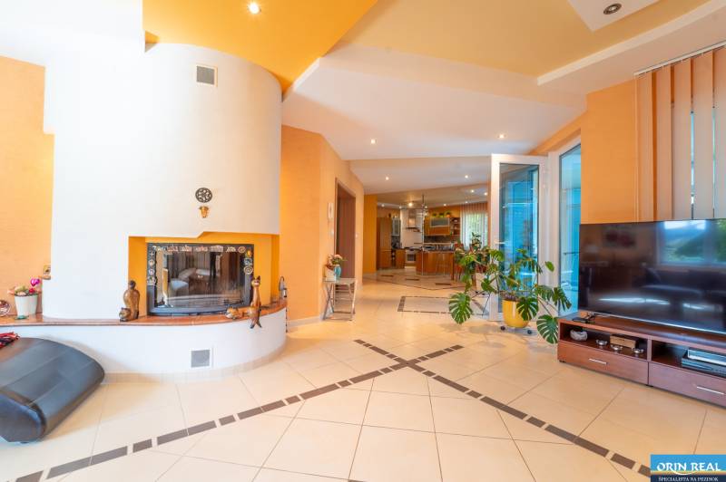 ,,,EXKLUZÍVNE,,,PREDAJ PRIESTRANNÉHO 5 IZB.RD V PEZINKU / LIMBACH - Interiér rodinného domu s krbom, televízorom a otvorenou kuchyňou na Kamenici v Pezinku.