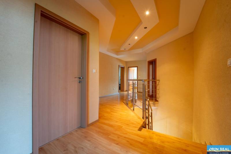,,,EXKLUZÍVNE,,,PREDAJ PRIESTRANNÉHO 5 IZB.RD V PEZINKU / LIMBACH - Chodba na poschodí rodinného domu s drevenou podlahou a zábradlím pri schodoch.