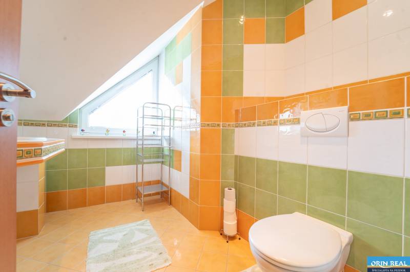 ,,,EXKLUZÍVNE,,,PREDAJ PRIESTRANNÉHO 5 IZB.RD V PEZINKU / LIMBACH - Kúpeľňa v rodinnom dome s farebnými obkladmi a šikmým oknom.