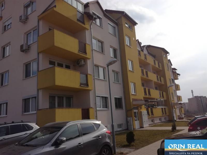 PREDAJ PRIESTRANNÉHO 3 IZB. BYTU V NOVOSTAVBE V PEZINKU-DONA SANDTNERA - Na ulici Dona Sandtnera sú panelové domy s 3-izbovými bytmi a parkovými miestami.