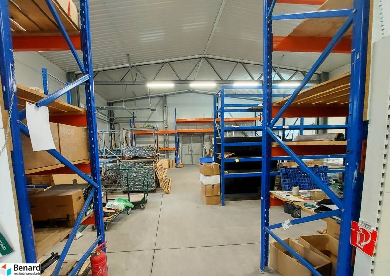 PRENÁJOM: Moderná hala (525 m²) v TOP lokalite Žiliny – Kamenná ul. - Obchodné priestory s vysokými regálmi, kartónovými krabicami a priemyselným podhľadom.