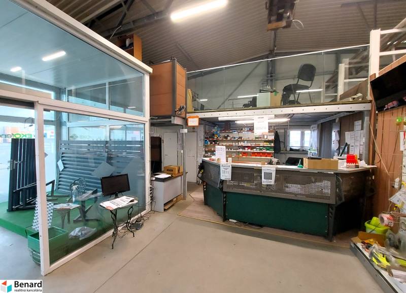 PRENÁJOM: Moderná hala (525 m²) v TOP lokalite Žiliny – Kamenná ul. - Obchodné priestory so sklenenou stenou a pracovným priestorom, podlaha s dreveným dekorom.