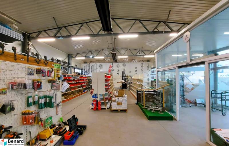 PRENÁJOM: Moderná hala (525 m²) v TOP lokalite Žiliny – Kamenná ul. - Obchodné priestory obsahujúce regály s tovarom, poličky a stojany s firemnými reklamami.