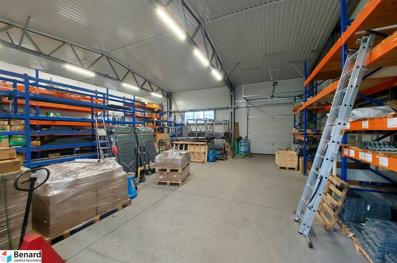 PRENÁJOM: Moderná hala (525 m²) v TOP lokalite Žiliny – Kamenná ul. - Skladové priestory s regálmi, paletami a náradím v obchodných priestoroch.